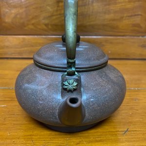 ชาป้านโบราณสวยงามสมบูรณ์มาก ออกรูปทรงไปทางจานบินสีนำ้ตาลออกเข้ม ใต้ฐานมีอักษรภาษาจีนสองตัว - Image 3