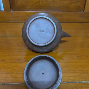 ชาป้านโบราณสวยงามสมบูรณ์มาก ออกรูปทรงไปทางจานบินสีนำ้ตาลออกเข้ม ใต้ฐานมีอักษรภาษาจีนสองตัว - Image 4