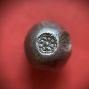 พดด้วงเม็ด 1 บาทสมัยพระเจ้าทรงธรรมปี พ.ศ. 2155-2171 ตรา เปลวเพลิง เป็นรูปคล้ายดวงไฟมีเปลวลอยสองข้าง สวยคมชัดมากๆหายาก - Image 2