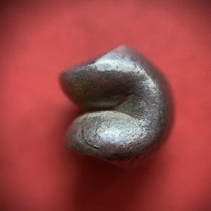 พดด้วงเม็ด 1 บาทสมัยพระเจ้าทรงธรรมปี พ.ศ. 2155-2171 ตรา เปลวเพลิง เป็นรูปคล้ายดวงไฟมีเปลวลอยสองข้าง สวยคมชัดมากๆหายาก - Image 3