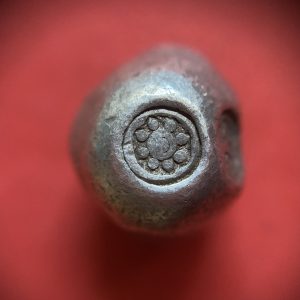 พดด้วงเม็ด 1 บาทสมัยพระนารายณ์ปี พ.ศ. 2199-2231ตราครุฑ สวยคมชัดมากๆ (เม็ดที่ 15) ตราประจำแผ่นดินชัดมากๆ - Image 4