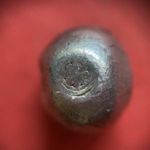 พดด้วงเม็ด 1 บาทสมัยสมเด็จพระเจ้าอุทุมร (ขุนหลวงหาวัด) พ.ศ.2301-2302 ตราช่ออุทุมพร รูปจุด 4 จุด อยุ่ภายในกรอบกนกเปิดล่าง สวยคมชัดมาก เม็ดที่ 5 - Image 2