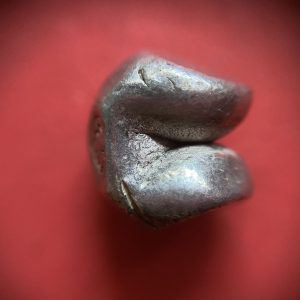 พดด้วงเม็ด 1 บาทสมัยสมเด็จพระเจ้าอุทุมร (ขุนหลวงหาวัด) พ.ศ.2301-2302 ตราช่ออุทุมพร รูปจุด 4 จุด อยุ่ภายในกรอบกนกเปิดล่าง สวยคมชัดมาก เม็ดที่ 5 - Image 3