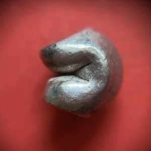 พดด้วงเม็ด 1 บาทสมัยสมเด็จพระเจ้าอุทุมร (ขุนหลวงหาวัด) พ.ศ.2301-2302 ตราช่ออุทุมพร รูปจุด 4 จุด อยุ่ภายในกรอบกนกเปิดล่าง สวยคมชัดมาก เม็ดที่ 5 - Image 4