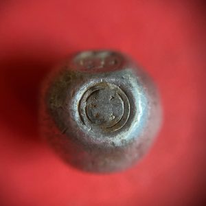 พดด้วงเม็ด 1 บาทสมัยพระเจ้าปราสาททองปี พ.ศ. 2173-2198 ตรา พุ่มข้าวบิณฑ์จอมปราสาท เป็นรูป 7 จุดอยู่ภายในกรอบ สวยคมชัดมากๆ (เม็ดที่ 3) - Image 2