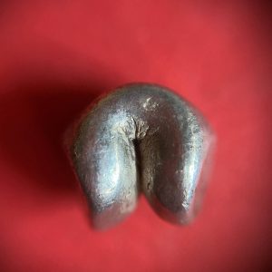 พดด้วงเม็ด 1 บาทสมัยพระเจ้าปราสาททองปี พ.ศ. 2173-2198 ตรา พุ่มข้าวบิณฑ์จอมปราสาท เป็นรูป 7 จุดอยู่ภายในกรอบ สวยคมชัดมากๆ (เม็ดที่ 3) - Image 3