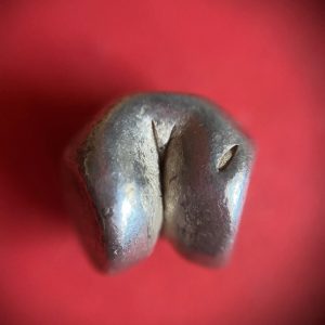 พดด้วงเม็ด 1 บาทสมัยพระเจ้าปราสาททองปี พ.ศ. 2173-2198 ตรา พุ่มข้าวบิณฑ์จอมปราสาท เป็นรูป 7 จุดอยู่ภายในกรอบ สวยคมชัดมากๆ (เม็ดที่ 3) - Image 4