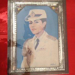 รูปถ่ายเก่าในหลวงและรูปถ่ายราชินี พื้นหลังสีฟ้า อยู่ในกรอบกระจกเก่าเดิมๆขนาด 13”x17” สวยงาม - Image 2