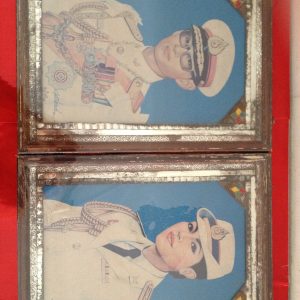 รูปถ่ายเก่าในหลวงและรูปถ่ายราชินี พื้นหลังสีฟ้า อยู่ในกรอบกระจกเก่าเดิมๆขนาด 13”x17” สวยงาม - Image 3