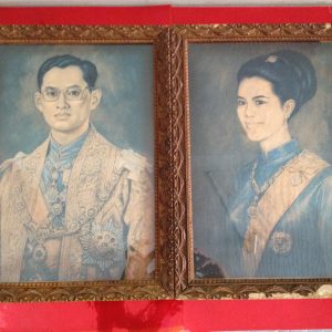 รูปถ่ายเก่าในหลวงและราชินี อยู่ในกรอบปูนหลุยส์  สวยงามคลาสสิกมาก - Image 3