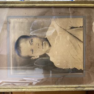 รูปถ่ายเก่าไม่ทราบหลวงพ่ออยู่ในกรอบไม้เก่าเดิม ขนาด33.5 X 42.5 ซม.ถ่ายจากห้องภาพฉายาแสงกรุง - Image 3