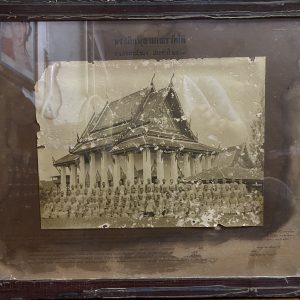 รูปถ่ายเก่ารวมพระภิกษุสามเณรวัดใต้  อ.พระโขนง ประจำปี 2501 อยู่ในกรอบไม้เดิมขนาด 46.5 x 38.5 ซม. - Image 4