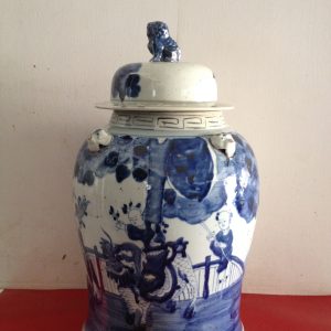 โถกระเบื้องโบราณสีขาวฟ้าเข้มรูปเด็กเล่นสิงห์โตสภาพสมบูรณ์มากๆ หายาก (มี 2 ใบ) - Image 4