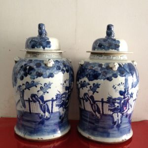 โถกระเบื้องโบราณสีขาวฟ้าเข้มรูปเด็กเล่นสิงห์โตสภาพสมบูรณ์มากๆ หายาก (มี 2 ใบ) - Image 3