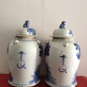 โถกระเบื้องโบราณสีขาวฟ้าเข้มรูปเด็กเล่นสิงห์โตสภาพสมบูรณ์มากๆ หายาก (มี 2 ใบ) - Image 2