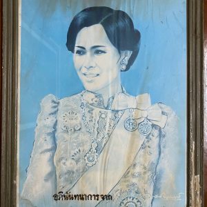 รูปถ่ายเก่าพระราชินี จากภาพวาดสีอยู่ในกรอบไม้เดิมใหญ๋มาก อภืนันทนาการจากร้าน สิงห์ทองการไฟฟ้า - Image 2