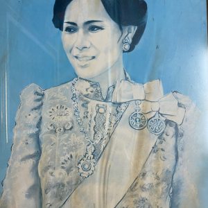 รูปถ่ายเก่าพระราชินี จากภาพวาดสีอยู่ในกรอบไม้เดิมใหญ๋มาก อภืนันทนาการจากร้าน สิงห์ทองการไฟฟ้า - Image 3