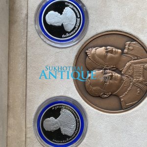 ชุดเหรียญทองแดง 7 ซม. 60 สมรส เหรียญเงินขัดเงา 7 รอบในหลวงและ 80 พรรษา ราชินีพร้อมกล่องไม้และเซอร์จากกรมธนารักษ์ - Image 3