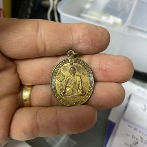 เหรียญทองแดงกะไหล่ทองหลวงพ่อมาลัย ปี 2535  ด้านหน้าต็อกโค๊ตหลังมียันต์และเลข 80 - Image 1