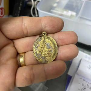 เหรียญทองแดงกะไหล่ทองหลวงพ่อมาลัย ปี 2535  ด้านหน้าต็อกโค๊ตหลังมียันต์และเลข 80 - Image 2