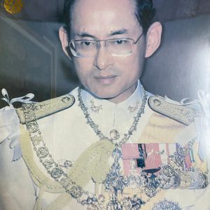 รูปภาพเก่าในหลวงสีสวยสดสมบูรณ์ใหญ่มากขนาด 21 1/2" X 15" กรอบปูนเก่าเดิม - Image 3