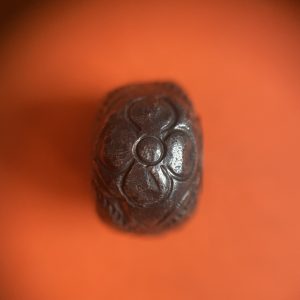 ตะกรุดพิศมร เนื้อโลหะเก่าแกะลวดลายและดอกไม้โดยรอบเม็ดรอบของวัดเก่าในกทม. - Image 2