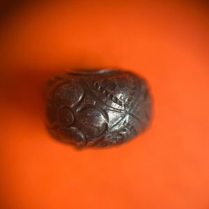 ตะกรุดพิศมร เนื้อโลหะเก่าแกะลวดลายและดอกไม้โดยรอบเม็ดรอบของวัดเก่าในกทม. - Image 3