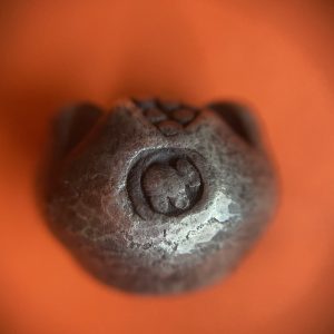 พดด้วงสุโขทัยเม็ด 1 บาทตราช้าง - ตราพุ่มหก บากขา 2 ข้าง ปลายขาข้างขวามีอตอกตราสังข์ เม็ดที่ 3 - Image 2