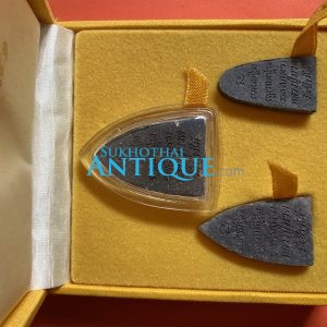 หลวงปู่ทวด วัดช้างให้ รุ่น พุทธคุณกุญชร 5 กันยาคม 2541 เนื้อว่าน 3 องค์ฝังตะกรุดทองคำบรรจุอยู่ในกล่องกำมะหยี่สีเหลืองเดิม - Image 3