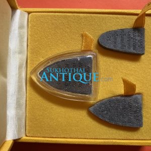 หลวงปู่ทวด วัดช้างให้ รุ่น พุทธคุณกุญชร 5 กันยาคม 2541 เนื้อว่าน 3 องค์ฝังตะกรุดทองคำบรรจุอยู่ในกล่องกำมะหยี่สีเหลืองเดิม - Image 4