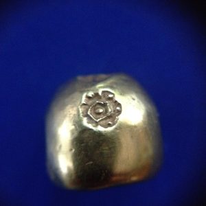 พดด้วงทองคำตราพระแสงจักร - พระมหามงกุฎ รัชกาลที่ 4 สองสลึง - Image 2