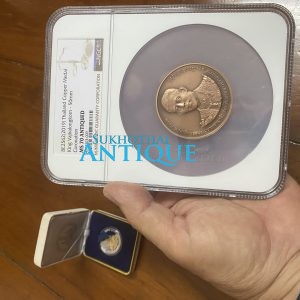 เหรียญพระราชพิธีบรมราชาภิเษก ร.10 เนื้อทองแดงพ่นทราย 4 พฤษภาคม 2562 สผ. 5 ซม. ออกเกรดได้สูงสุด( MS 70 ANTIQUED) - Image 3