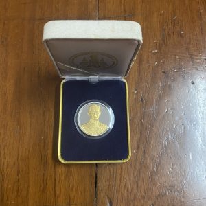 เหรียญพระราชพิธีกาญจนาภิเษก ฉลองสิริราชสมบัติ 80 พรรษา ปี 2539 เนื้อเงิน ขัดเงาหน้ากากทอง สวยมากพร้อมกล่องเดิม - Image 2