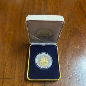 เหรียญพระราชพิธีกาญจนาภิเษก ฉลองสิริราชสมบัติ 80 พรรษา ปี 2539 เนื้อเงิน ขัดเงาหน้ากากทอง สวยมากพร้อมกล่องเดิม - Image 3