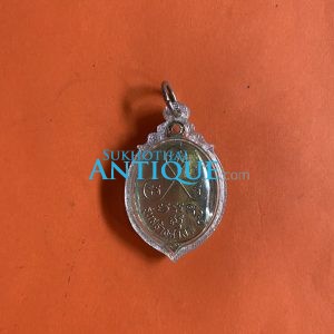 เหรียญหลวงปู่เอมวัดคลองโป่ง ศรีสำโรง เนื้อทองแดงกะไหล่เงิน รุ่น สร้างศาลา 5 เลี่ยมพลาสติกเหลือบรุ้งสีขาว - Image 3