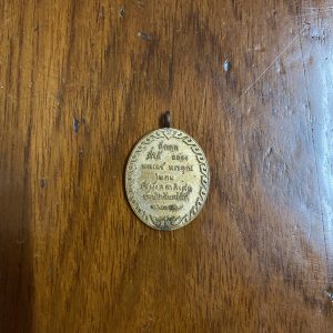 เหรียญที่ระลึกพระบรมรูปทรงม้า สร้างในพิธีรัชมังคลาภิเษก รัชกาลที่ 5 ปี 2451 เนื้อทองแดงห่วงเชื่อมเดิม กะไหล่ทองเลี่ยมเงินยกซุ้ม หาสวยขนาดนี้ยากมาก - Image 2