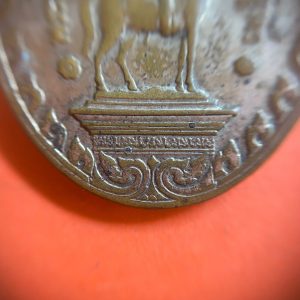 เหรียญที่ระลึกพระบรมรูปทรงม้า สร้างในพิธีรัชมังคลาภิเษก รัชกาลที่ 5 ปี 2451 เนื้อทองแดงห่วงเชื่อมเดิม กะไหล่ทองเลี่ยมเงินยกซุ้ม หาสวยขนาดนี้ยากมาก - Image 4