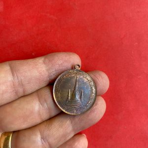 เหรียญในหลวงทรงผนวชเนื้อทองแดงผิวไฟ ปี 2508 - Image 4