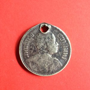 เหรียญเงินบาทหนึ่ง ร. 6 พ.ศ. 2460 สวยคมชัดมีรูเจาะสำหรับแขวน - Image 2
