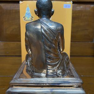 พระบูชาสมเด็จพระญาณสังวร(เนื้อนวะ)ขนาดหน้าตัก 4.9นิ้ว) รุ่น คชวัตร วัดบรวรนิเวศ ปี2546 บรรจุจีวรและพระเกศาสมเด็จพระสังฆราช มีตอกโค๊ตและหมายเลข ๕๒ - Image 2