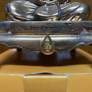 พระบูชาสมเด็จพระญาณสังวร(เนื้อนวะ)ขนาดหน้าตัก 4.9นิ้ว) รุ่น คชวัตร วัดบรวรนิเวศ ปี2546 บรรจุจีวรและพระเกศาสมเด็จพระสังฆราช มีตอกโค๊ตและหมายเลข ๕๒ - Image 4