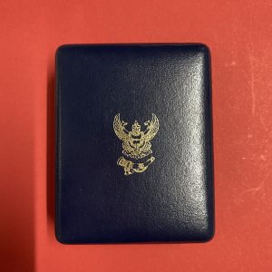 เหรียญในหลวงทรงวิทยุ หรือเหรียญทรงวอเนื้อเงินพร้อมกล่องเดิม ของกรมไปรษณีย์โทรเลขผลิตปี 2539 อยู่ในกล่องเดิม คลาสสิคสวยงามคมชัดหายากมากๆ - Image 4