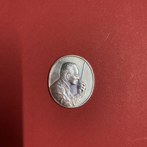 เหรียญในหลวงทรงวิทยุ หรือเหรียญทรงวอเนื้อเงินพร้อมกล่องเดิม ของกรมไปรษณีย์โทรเลขผลิตปี 2539 อยู่ในกล่องเดิม คลาสสิคสวยงามคมชัดหายากมากๆ - Image 2