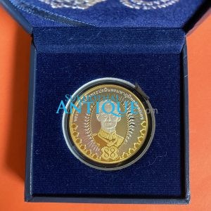 เหรียญเฉลิมพระเกียรติ 88 พรรษา ทรงพระเจริญพระบาทสมเด็จพระปรมินทรมหาภูมิพลอดุลยเดช เนื้อเงิน พร้อมกล่อง - Image 1