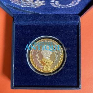 เหรียญเฉลิมพระเกียรติ 88 พรรษา ทรงพระเจริญพระบาทสมเด็จพระปรมินทรมหาภูมิพลอดุลยเดช เนื้อเงิน พร้อมกล่อง - Image 2