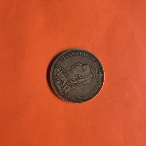 เหรียญเก่าเนื้อเงินประเทศอังกฤษสมัยพระเจ้า VICTORIA  D:G:  ปี ค.ศ.1890 มูลค่าไม่ระบุ เส้นผ่าศูนย์ 38 มม.  ตรงกับสมัย ร.5 พ.ศ.2433 - Image 2