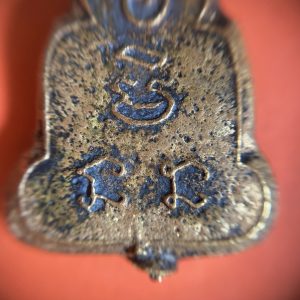 เหรียญหล่อประกบโบราณพระพุทธชินราช พิมพ์เข่าลอย วัดดอนยายหอมเนื้อทองผสมเก่า จัดสร้างประมาณปี 2490 - Image 4