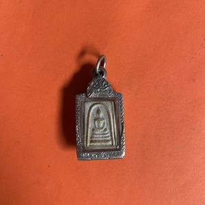 สมเด็จผงนํ้ามันหลังพระสิวลี พิมพ์มีย่ามหลวงพ่อกวยผิวออกส้ม วัดโฆสิตารามเลี่ยมพลาสติกกันนำ้แล้วเลี่ยมกรอบเงินยกซุ้มเปิดฝาได้ - Image 3