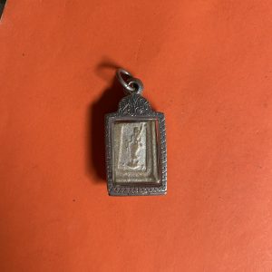 สมเด็จผงนํ้ามันหลังพระสิวลี พิมพ์มีย่ามหลวงพ่อกวยผิวออกส้ม วัดโฆสิตารามเลี่ยมพลาสติกกันนำ้แล้วเลี่ยมกรอบเงินยกซุ้มเปิดฝาได้ - Image 4