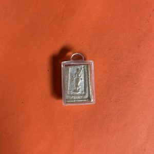 สมเด็จผงนํ้ามันหลังพระสิวลี พิมพ์มีย่ามหลวงพ่อกวยผิวออกส้ม วัดโฆสิตารามเลี่ยมพลาสติกกันนำ้แล้วเลี่ยมกรอบเงินยกซุ้มเปิดฝาได้ - Image 2